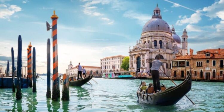 Ciudad de Venecia, situada al norte de Italia, Booking turismo
