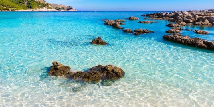 Playa cristalina situada en Palma de Mallorca