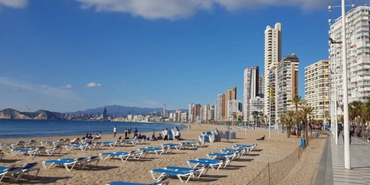 Playa situada en Benidorm, a donde Viajes El Corte Inglés ofrece un viaje a precio reducido