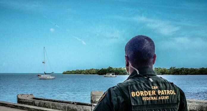 Aduanas incauta 45 kilos de cocaína debajo de un barco que llego a San Juan • WIPR