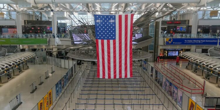 Aeropuerto de NY repara corte de energía que canceló vuelos