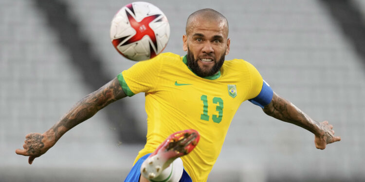 ARCHIVO - El lateral brasileño Dani Alves durante las semifinales del fútbol de los Juegos Olímpicos de Tokio 2020, en Kashima, Japón, el 3 de agosto de 2021. (AP Foto/Andre Penner)
