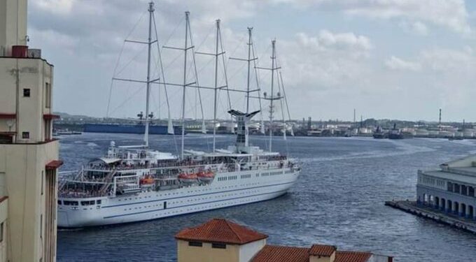 Arriba a La Habana Crucero de lujo con bandera francesa - Radio Reloj, emisora cubana de la hora y las noticias