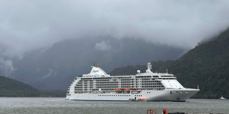 Arriba a Puerto Chacabuco el sexto crucero de la temporada 2022-2023