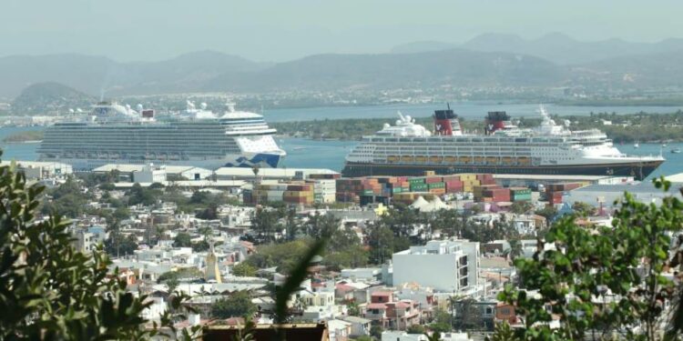 Arriban a Mazatlán dos cruceros con 8 mil 263 turistas