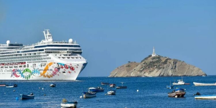 Arribó crucero con 350 turistas que disfrutarán de la Batalla de Flores de Barranquilla
