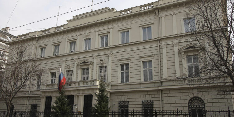 Vista de la embajada de Rusia en Viena, Austria, el 19 de marzo de 2010. (Foto AP/Ronald Zak, archivo)