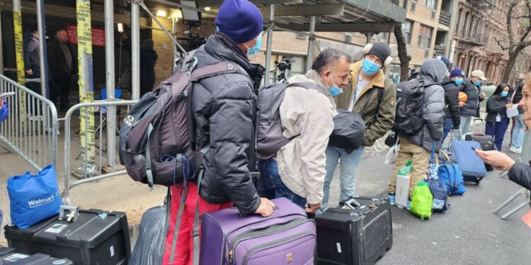 Autoridades de Nueva York promueven viajes gratis a migrantes latinos