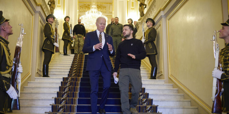 Biden voló en secreto a Ucrania con la señal del avión apagada y su 'maletín nuclear'. Pero se avisó a Putin de la misión 'SAM060'