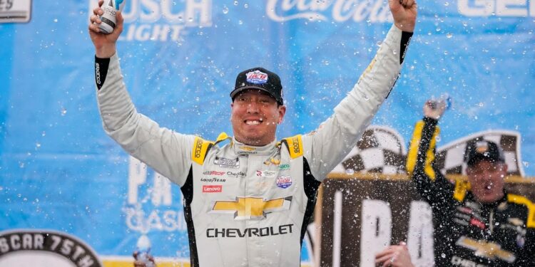 Busch logra primera victoria en cierre de Fontana en NASCAR