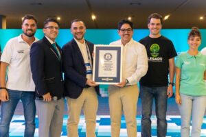 Comex rompe un récord de GUINNESS WORLD RECORDS™ con el mosaico más grande  de bloques de madera pintados con un patrón – Dimension Turistica Magazine