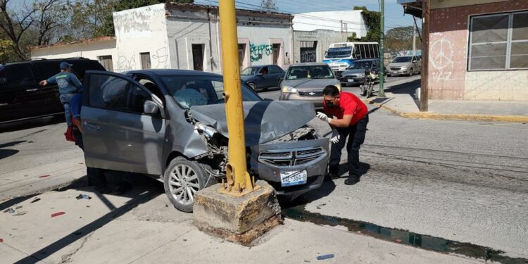 Cafre provoca encontronazo vehicular en crucero del 22 y Juárez; dos heridos