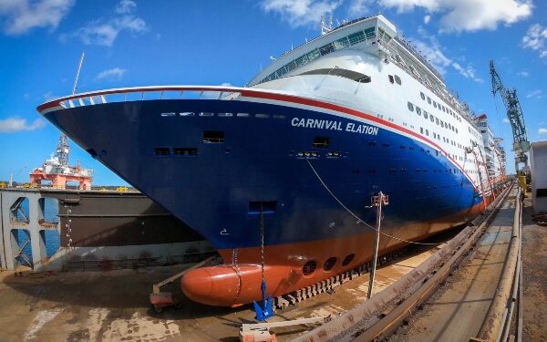 Carnival Elation presenta nuevo diseño de casco rojo, blanco y azul