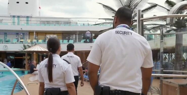 Carnival refuerza la seguridad con personal y perros detectores drogas
