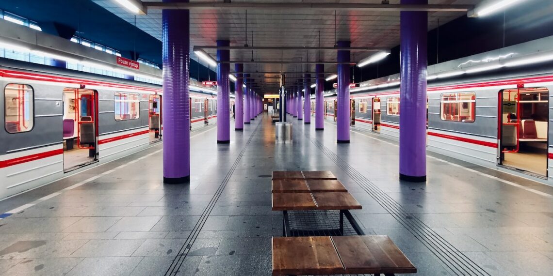 Interior de una estación de metro en Praga [(c)Foto: @avistu]