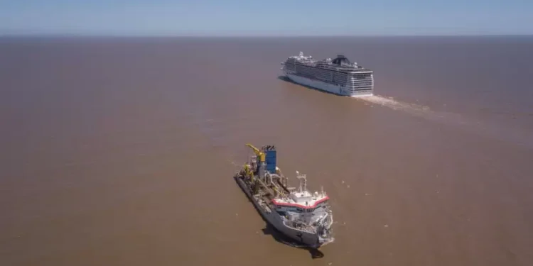 draga ortelius y un crucero turistico, proximo a ingresar al puerto de buenos aires