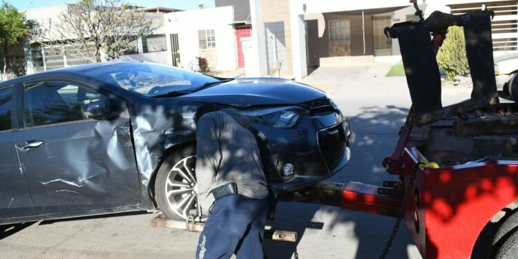 Conductora provoca un choque en crucero de Los Mochis