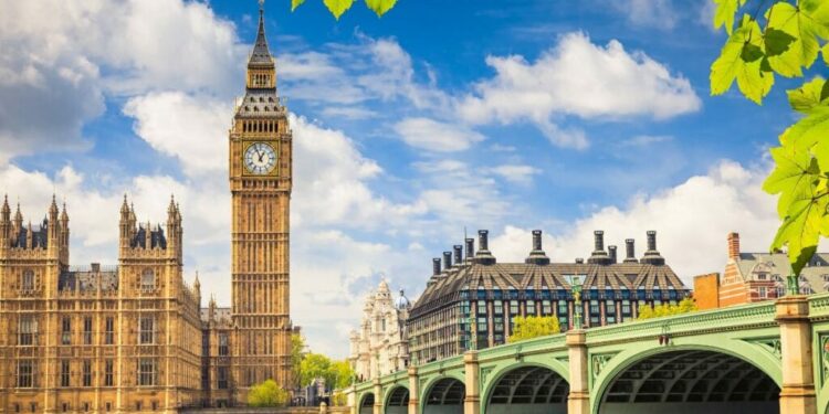 Big Ben junto al río Támesis, en Londres