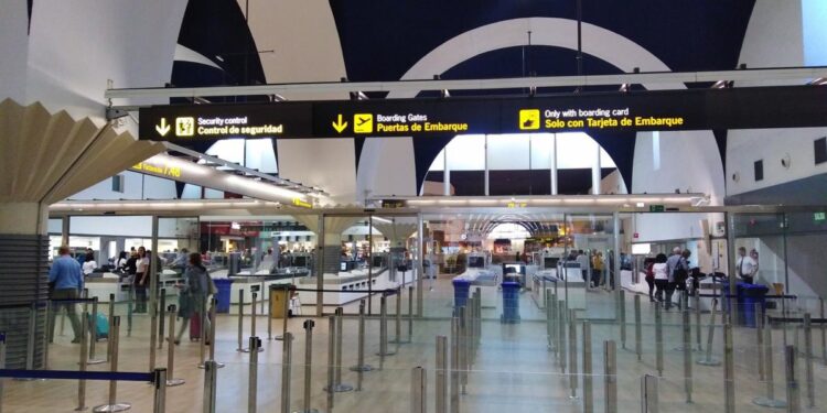 Consumo aconseja ir a agencias de viaje de confianza o exigir contrato por escrito si se viaja el puente de Andalucía