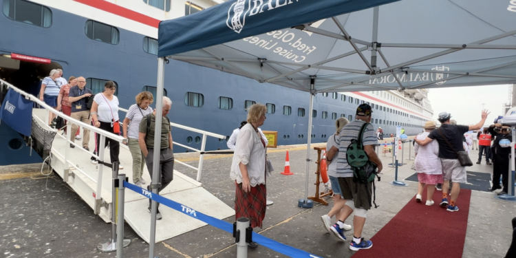 Continúa avanzando con gran éxito la Temporada de Cruceros 2022-2023 en Puerto de Arica : Hoy Arribó Crucero «Balmoral»
