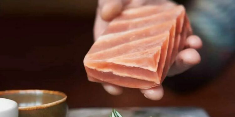 Crean un salmón de origen vegetal que parece, se siente y sabe como el auténtico