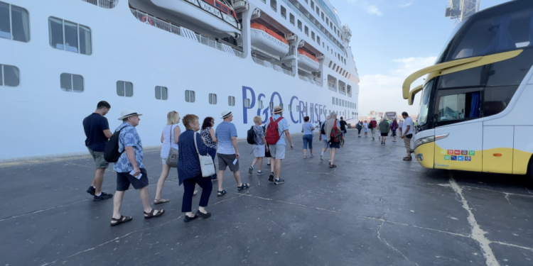 Crucero «Aurora» arribó al Puerto de Arica