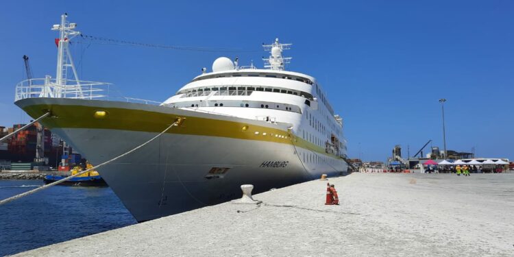 Crucero Hamburg ejecuta en el Puerto de Iquique su última escala en Chile