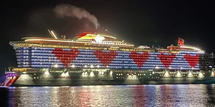 Crucero Scarlet Lady se ilumina con corazones frente a las costas de Cozumel