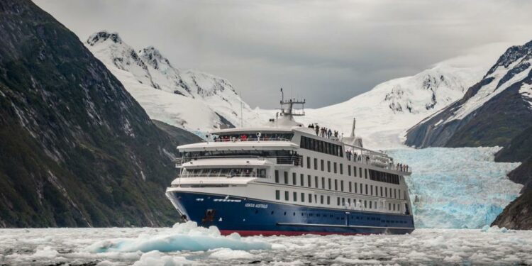 Crucero Ventus Australis arriba a Punta Arenas