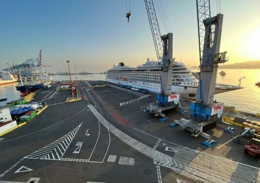 Crucero Viking Jupiter realiza la escala final de su viaje en el Puerto de Valparaíso