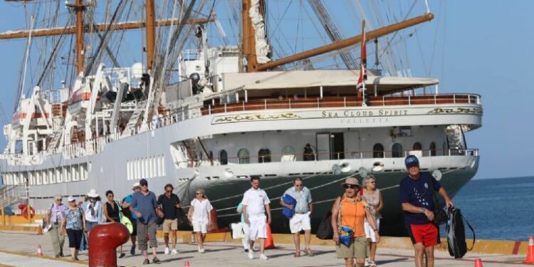 Crucero de vela más grande del mundo llega por primera vez a Yucatán