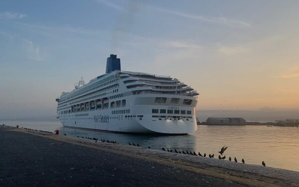 Crucero número 13 de la temporada arriba al Puerto de Arica