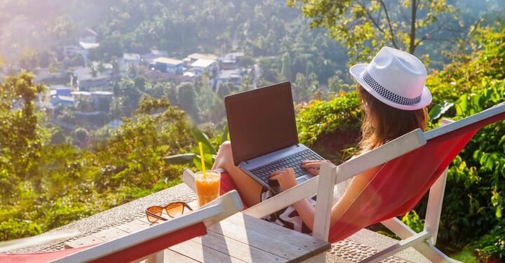 Trabajar desde cualquier lugar del mundo permite ganar sueldos en dólares o euros. Foto Shutterstock.
