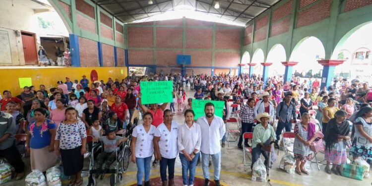 DIF-Oaxaca entrega apoyos en Sierra de Flores Magón