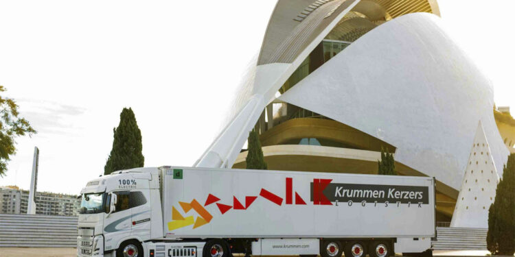 El Volvo FH Electric cumpliendo la mita del recorrido al llegar a Valencia, donde debía cargar naranjas orgánicas y trasladarlas a Küsnacht, en Suiza