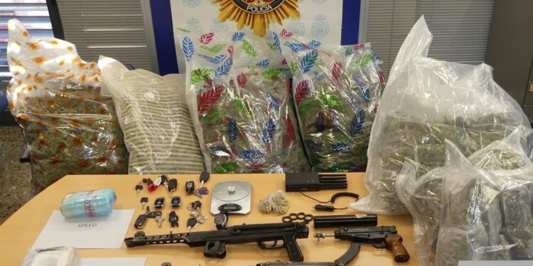 Desarticulada en Valencia una organización criminal dedicada al envío de armas y drogas entre España y Polonia