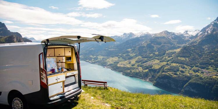 Descubre cómo camperizar una furgoneta para viajar sin límites | Noticias