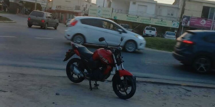 Dos motociclistas heridos luego de un accidente en la rotonda de El Crucero