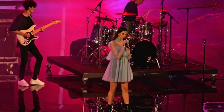 Dua Lipa visita Barcelona y aprende a beber con un porró