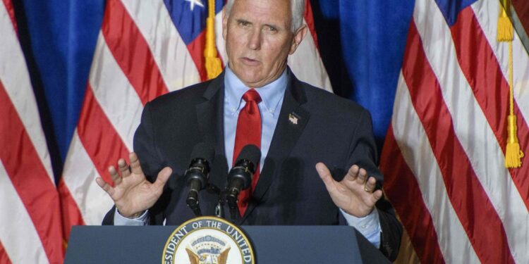 EEUU.- Agentes del FBI registran la vivienda del exvicepresidente de EEUU Mike Pence en Indiana