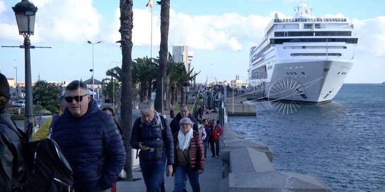 El 'MSC Lírica' vuelve a Ceuta tras la cancelación por el temporal