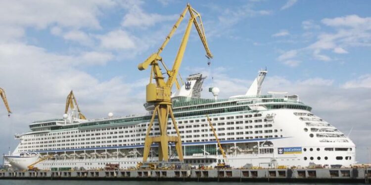 El astillero de Cádiz vuelve a llenar sus diques con la llegada de un nuevo crucero y dos buques más