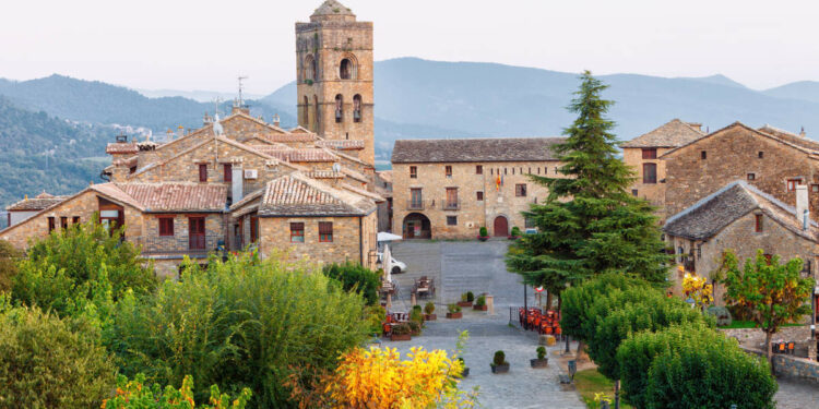 El pueblo más bonito de España al que viajar este febrero está en Huesca