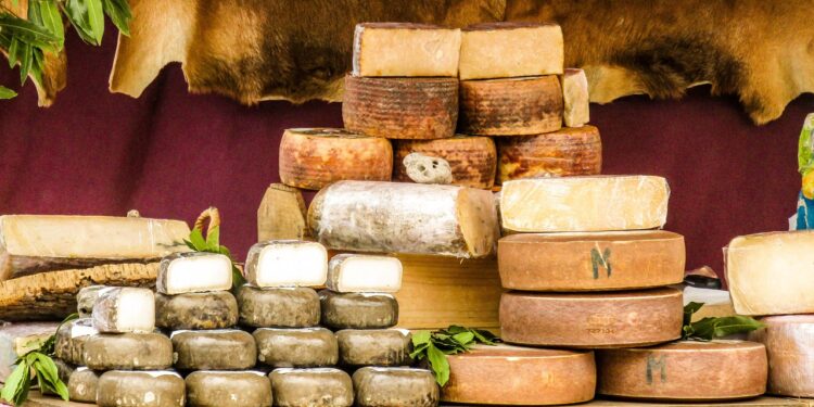 El queso es la excusa perfecta para viajar. Te decimos dónde - Viajes en La Noche de COPE