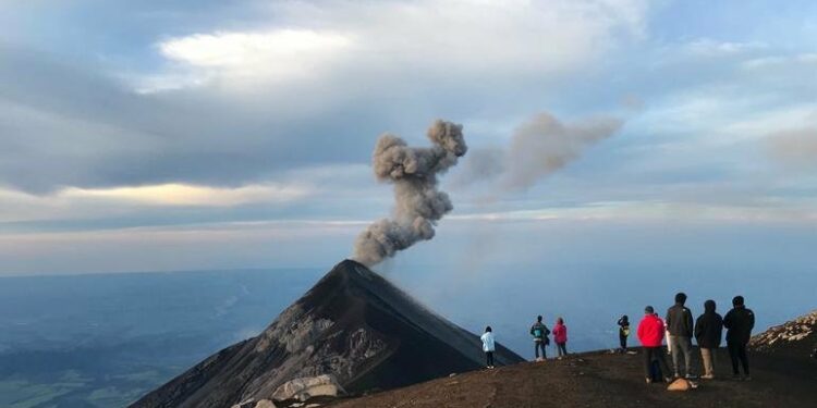 Turistas contemplan la erupción del Volcán de Fuego en Acatenango, Guatemala