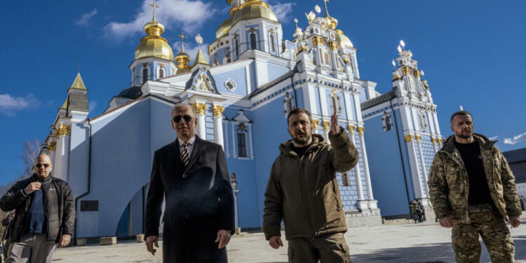 El presidente Joe Biden, a la izquierda, es escoltado por el presidente de Ucrania, Volodímir Zelenski, en su visita al Monasterio de San Miguel de las Cúpulas Doradas, en Kiev, la asediada capital de Ucrania, el lunes 20 de febrero de 2023. (Daniel Berehulak /The New York Times).