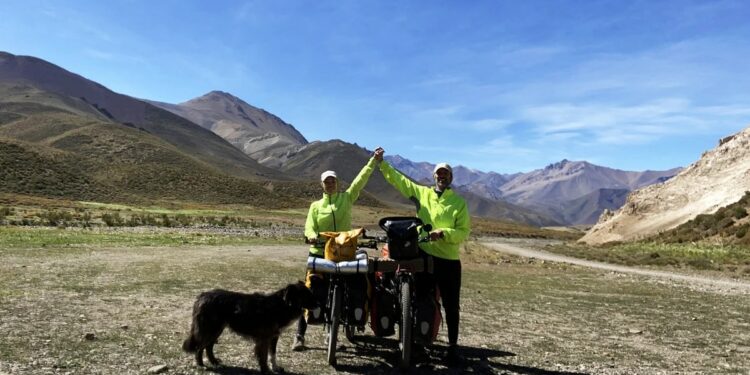 Él viajó a 105 países, se conocieron por una app de citas y recorren juntos Argentina en bicicleta