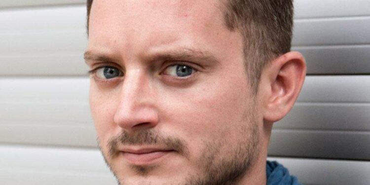 Elijah Wood estalla contra cadena de cines por nueva regulación clasista y discriminatoria