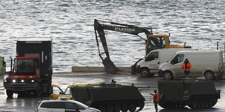 Embarcan en el Puerto de Bilbao veinte blindados para Ucrania