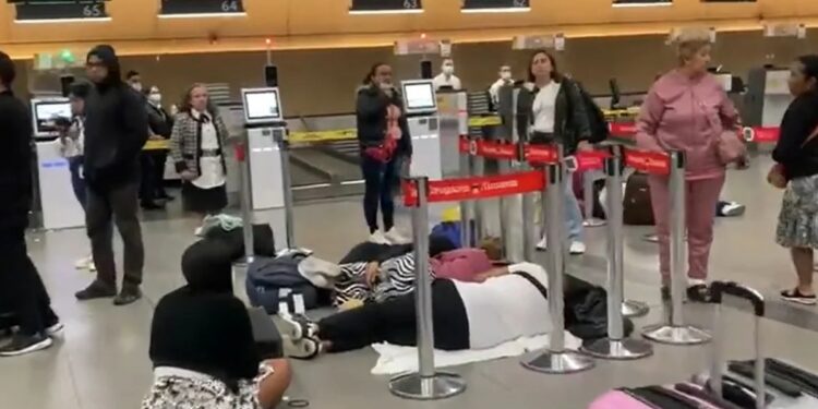 Enfrentamientos entre pasajeros en El Dorado por suspensión de viajes de Viva Air: “Nos cancelaron el vuelo pero antes nos recibieron maletas y el dinero”
